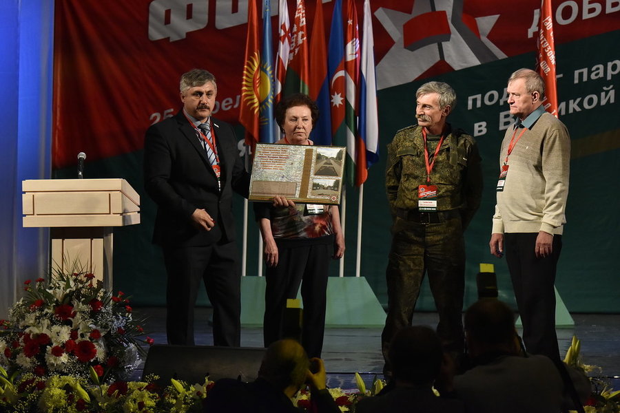 На международном форуме Победителей в Брянске ТАСС рассказал о вручении медальона 