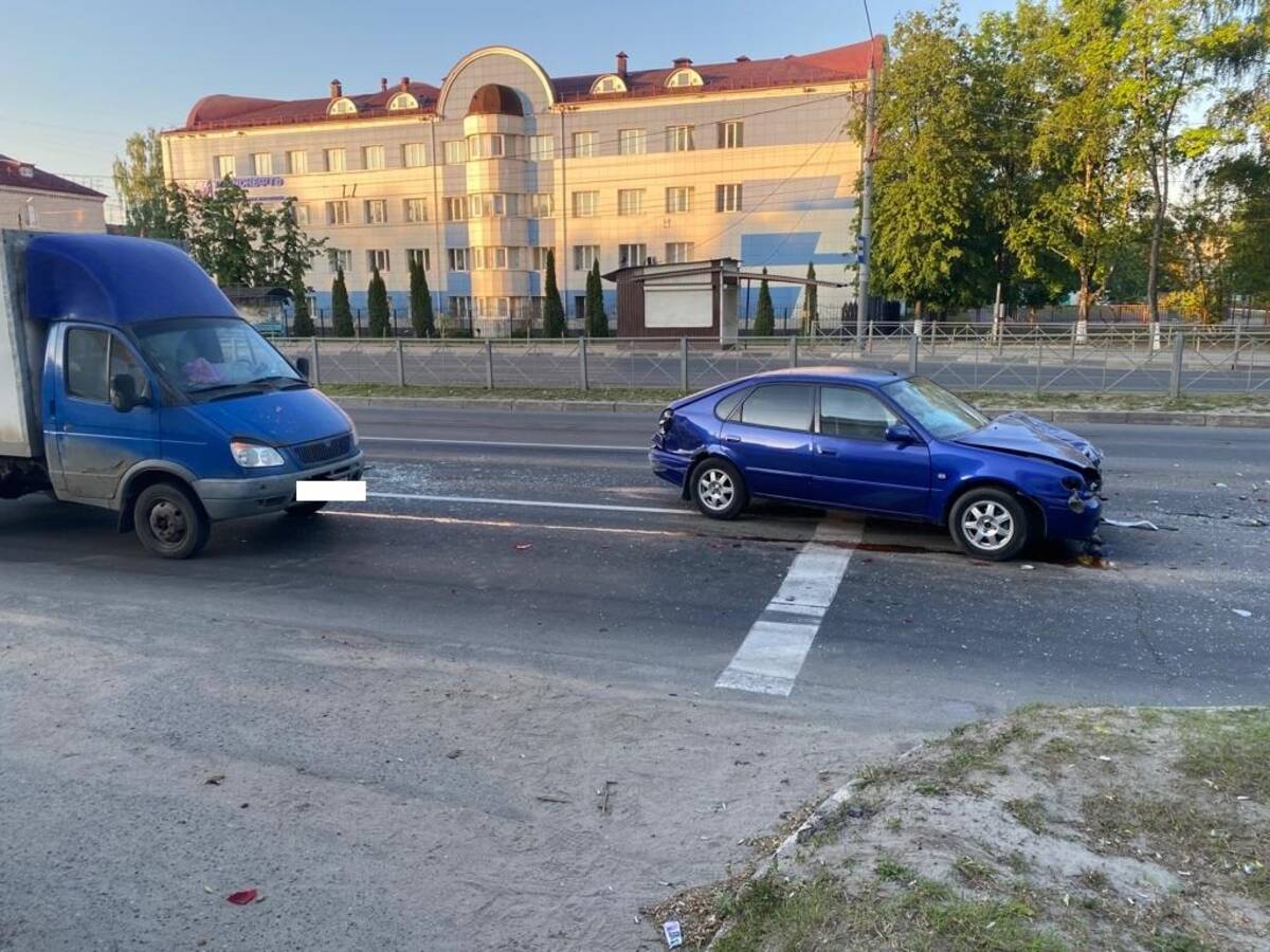 В Брянске пьяный водитель без прав устроил тройное ДТП и сбежал