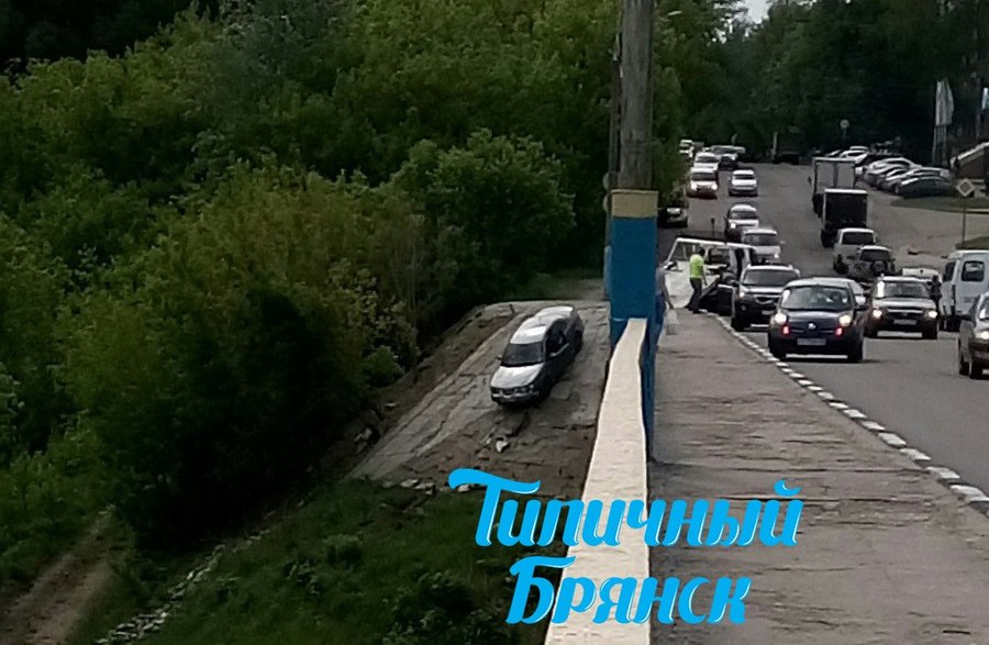 В сети появилось видео слетевшей с Черметовского моста иномарки