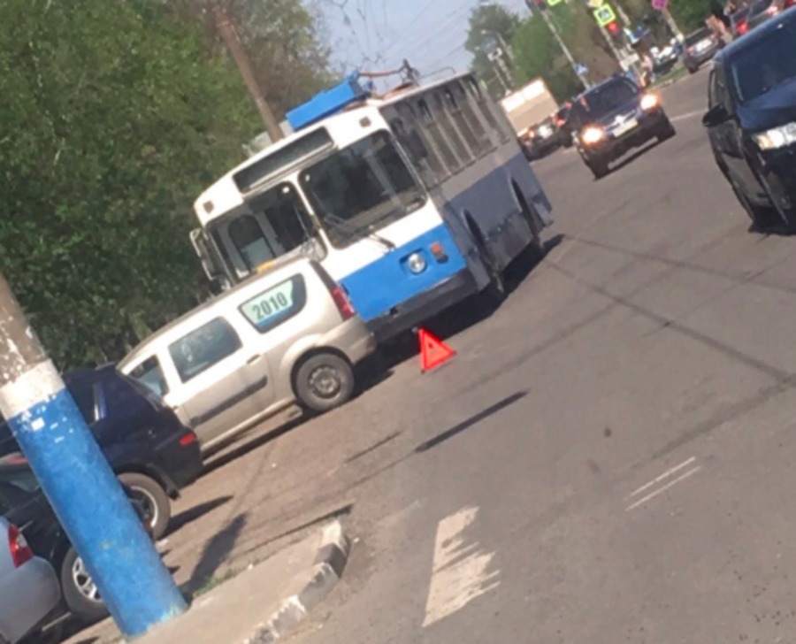 В Брянске возле «Берёзки» троллейбус врезался в легковушку