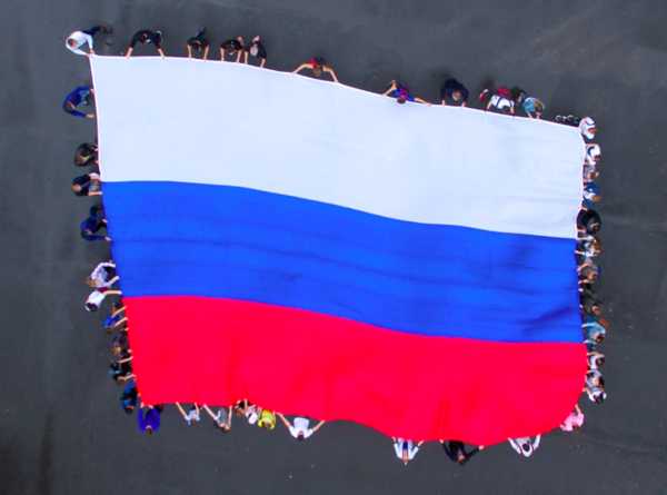 В Брянске на Кургане Бессмертия развернули огромный флаг России