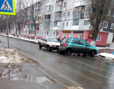 В Брянске на Димитрова две легковушки не поделили дорогу