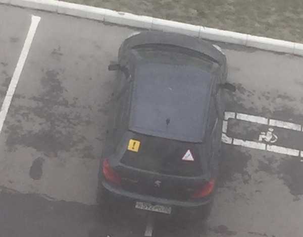 В Брянске автоледи обвинили в нелепой парковке