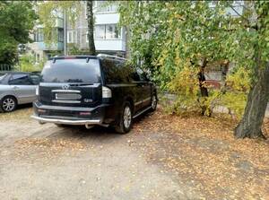 В Бежице устроили облавы на любителей парковаться во дворах на газонах