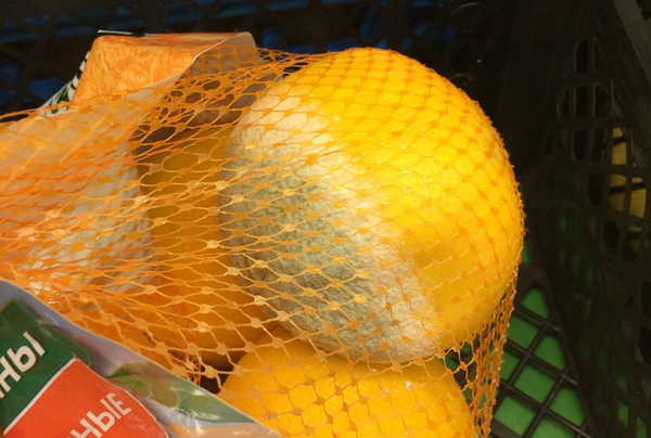 Жителей Брянска поразили апельсины с плесенью из магазина