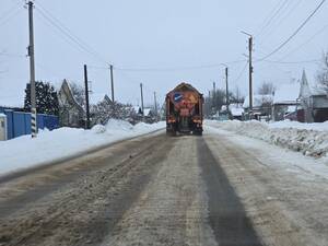 Брянские дорожники за сутки раскидали около 5 000 тонн песка и соли