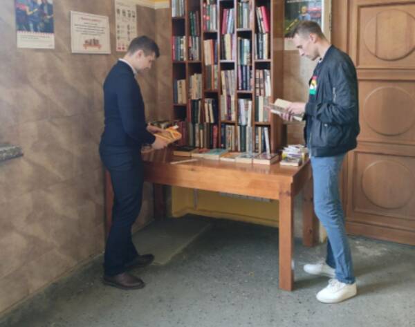 Железнодорожники провели акцию «Книга в дорогу» на вокзале Орджоникидзеград Брянска