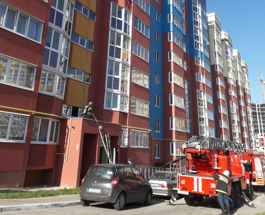 В Брянске сняли на видео пожар в многоэтажке на Костычева