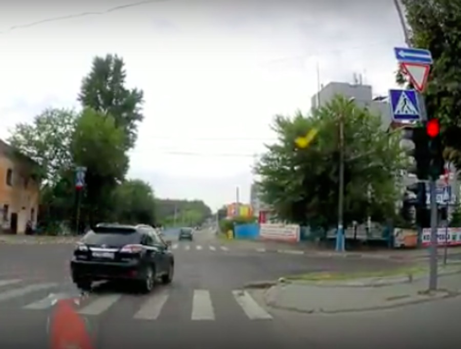 В Брянске сняли на видео опасные нарушения автохамов