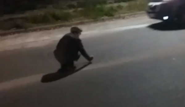 В Брянске сняли видео сидящей на проезжей части старушки