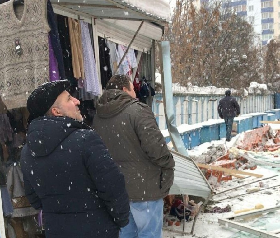 В Брянске рухнувшее здание едва не придавило продавцов рынка