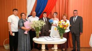 В День семьи, любви и верности в Жуковке заключили брак три пары