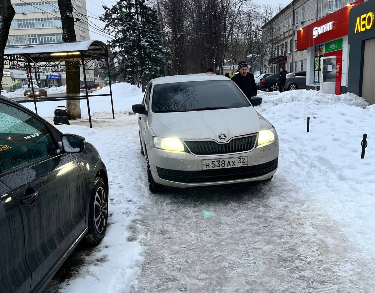 В Брянске автохам перекрыл тротуар возле «Леопиццы»