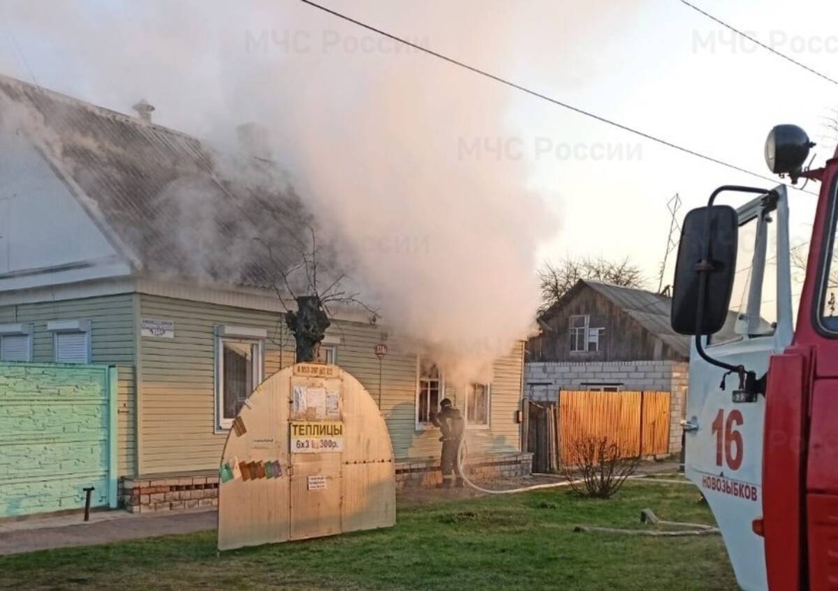 В Новозыбкове 2 человека погибли при пожаре в жилом доме | 10.04.2023 |  Брянск - БезФормата