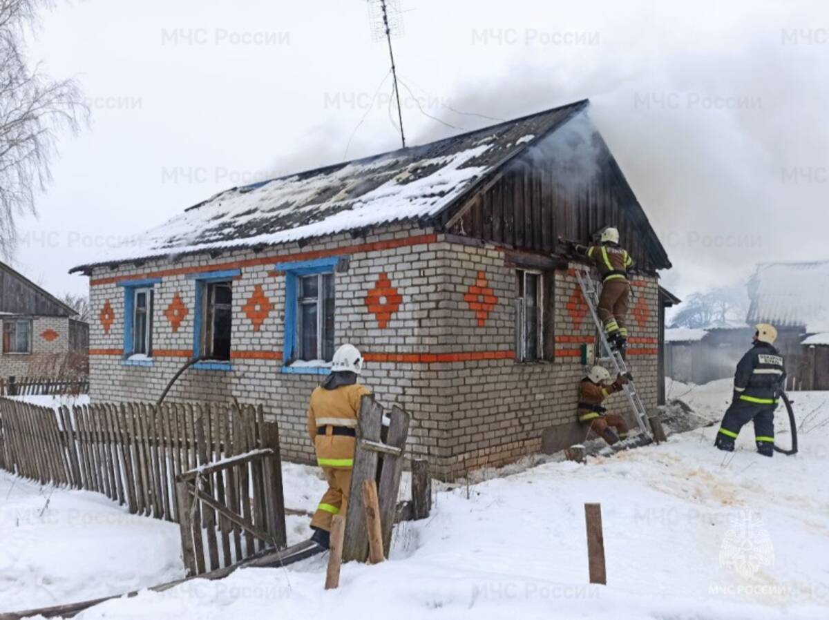 Под Карачевом из горящего жилого дома спасли двух человек