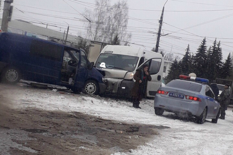 В Брянске по вине автоледи столкнулись маршрутка и микроавтобус