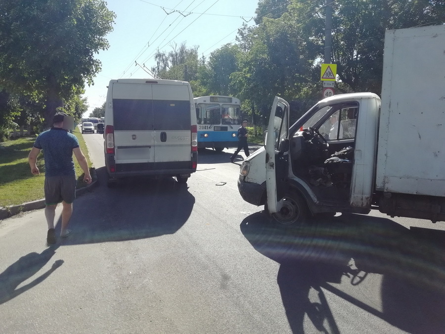 Работа на газели в брянске. Авария Брянск Бежица маршрутка. Газелька магазин Брянск Ульянова. Авария Газель Брянск фото. Авария на газели сегодня под Брянском.