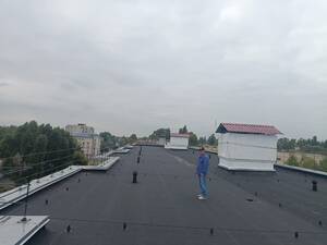 В Брянске отремонтировали крышу дома на улице Шолохова