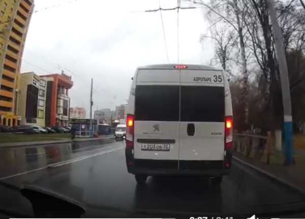 В Брянске сняли на видео проезд на красный маршрутки №35