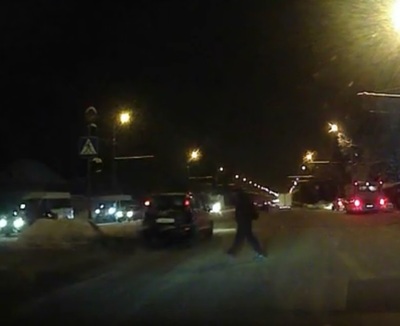 В Брянске неосторожный пешеход едва не попал под машину