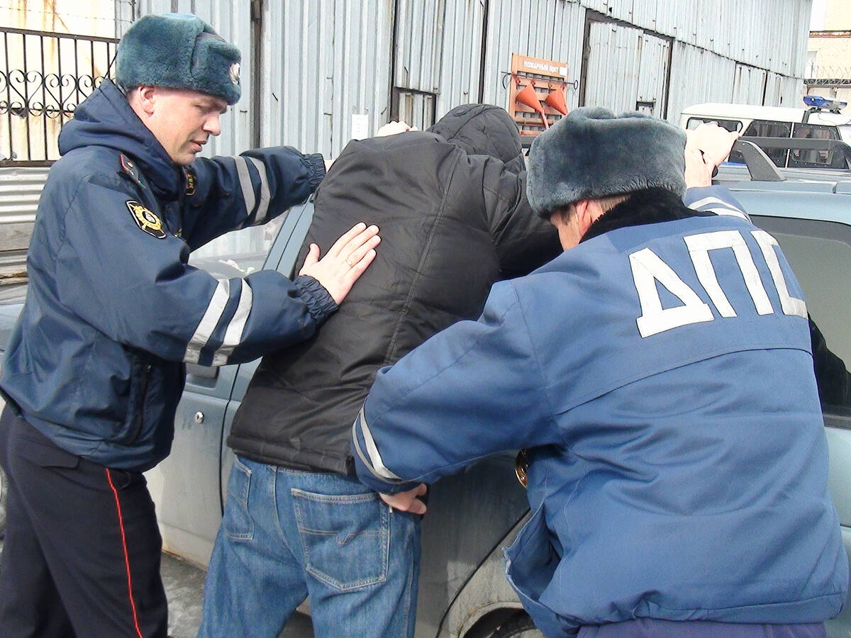 Сотрудники ГИБДД в машине пенсионера нашли 17 цилиндров с взрывчаткой |  07.03.2024 | Брянск - БезФормата