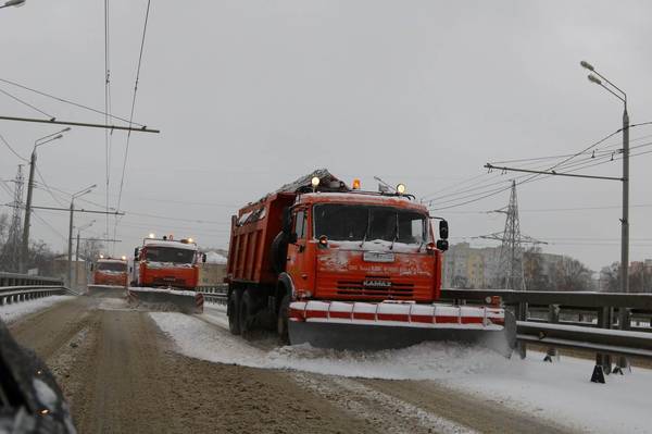 80 машин и 199 человек вышли на борьбу со снегом в Брянске