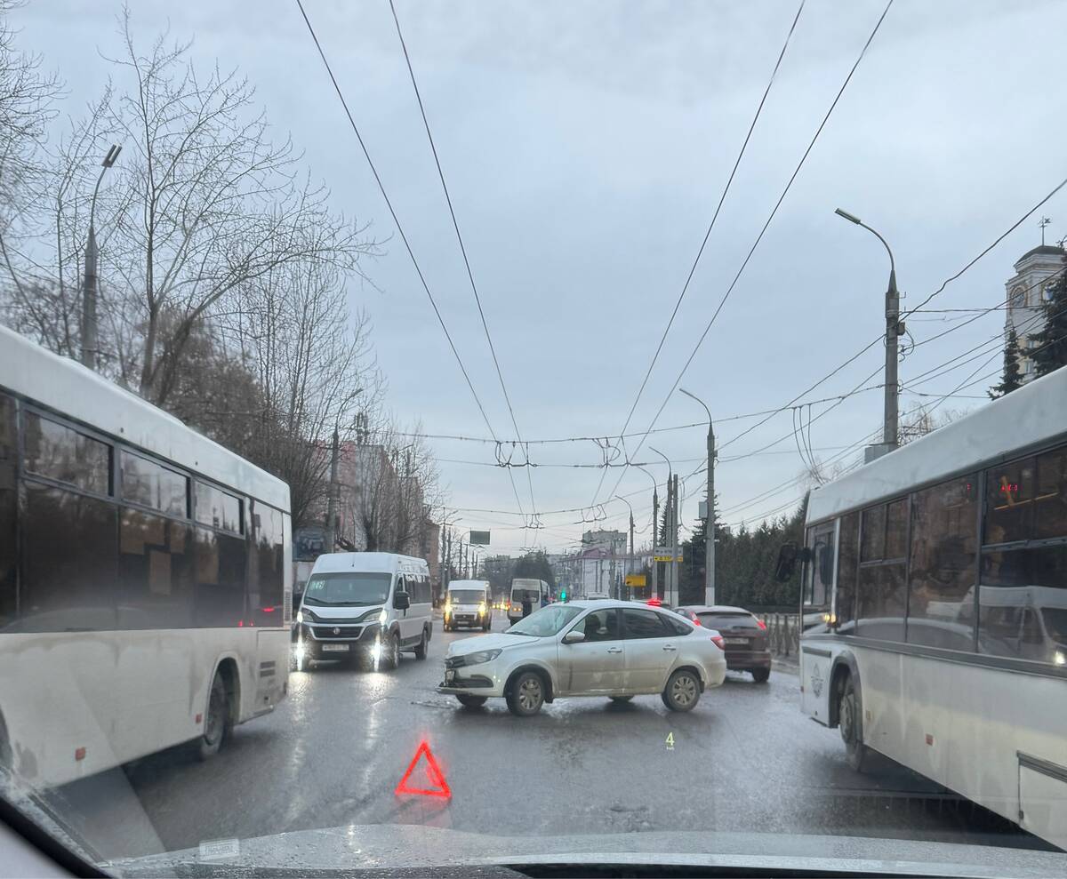 В Брянске маршрутка и легковушка попали в ДТП возле автовокзала |  20.03.2024 | Брянск - БезФормата