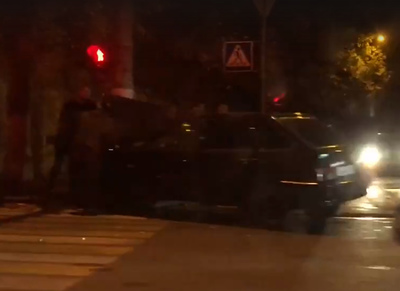 В Брянске сняли на видео протаранившую светофор легковушку