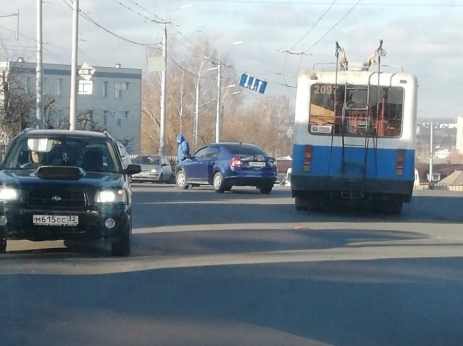 В Брянске на Городищенской горке столкнулись троллейбус и иномарка