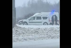 На заснеженной трассе под Брянском разбились два легковых автомобиля
