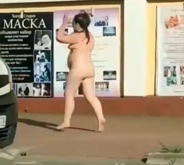 Жителей поразила гулявшая по улицам неадекватная голая женщина в Дятькове