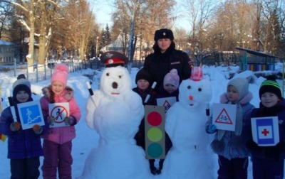Брянские воспитанники детсадов слепили полицейского снеговика