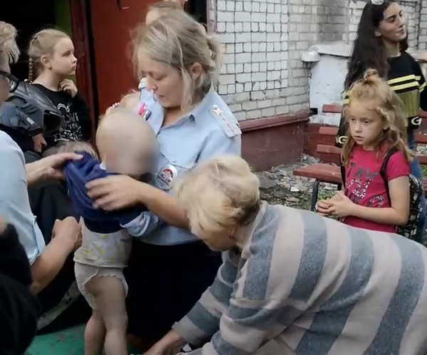 В Брянске сотрудники полиции и МЧС спасли детей от падения с 5 этажа