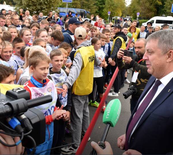 Александр Богомаз приветствует участников кросса наций, Брянск, 17 сентября, 2022 года