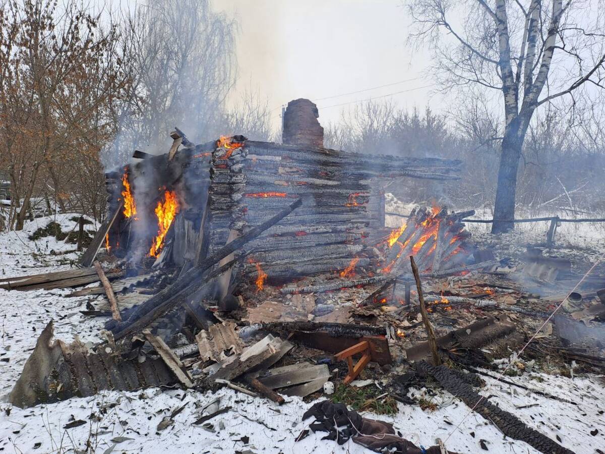 Под Почепом в горящем доме погибли 60-летний мужчина и 34-летняя женщина