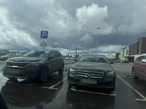 Два брянских автовладельца поплатились за парковку на местах для инвалидов