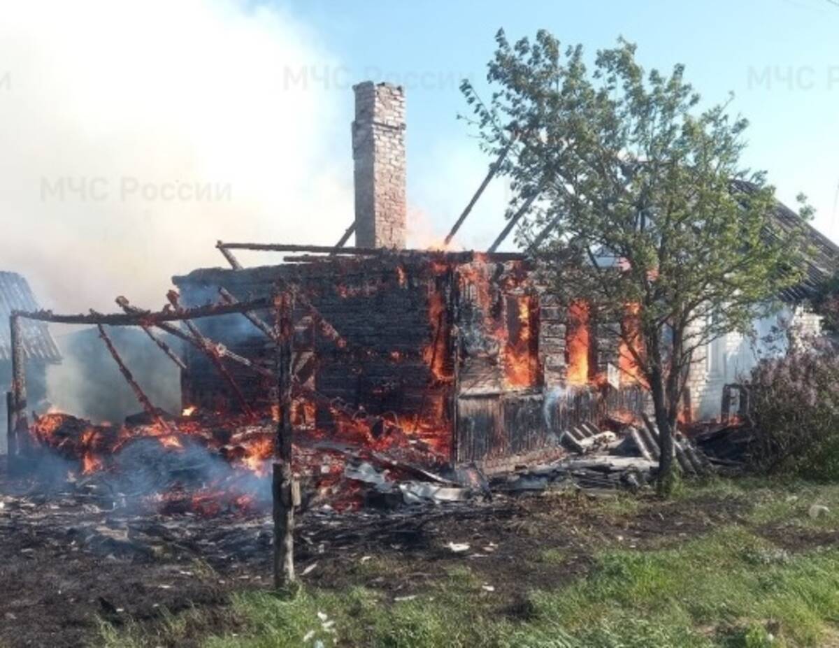 В Жуковском районе 9 Мая дотла сгорел жилой дом | 09.05.2024 | Брянск -  БезФормата