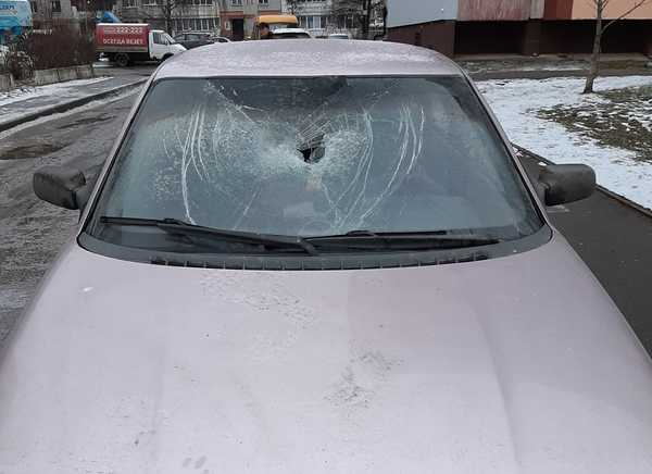 Ночью в Брянске разбили лобовое стекло легкового автомобиля