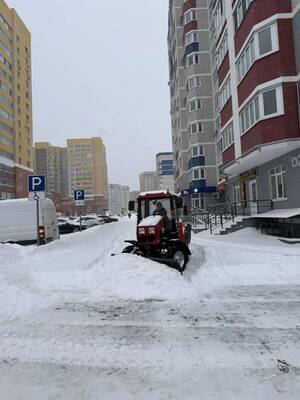 Трактор «Белорус» вышел на уборку снега в брянских дворах