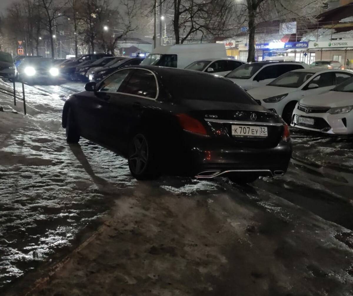 В Брянске женщина на Mercedes-Benz тротуар превратила в парковку