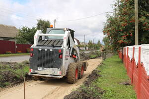 В поселке Комаричи продолжается строительство тротуаров