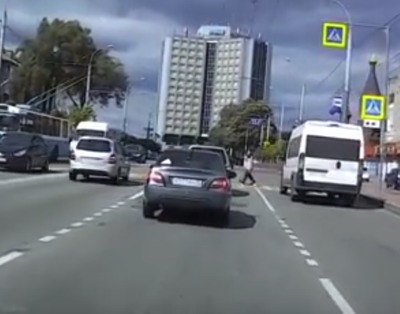 В Брянске сняли на видео опасный проезд «слепого» водителя
