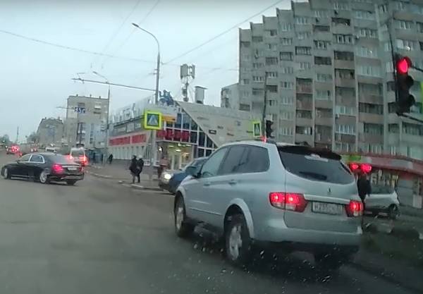 В Брянске сняли на видео наглый проезд на красный возле «Линии»