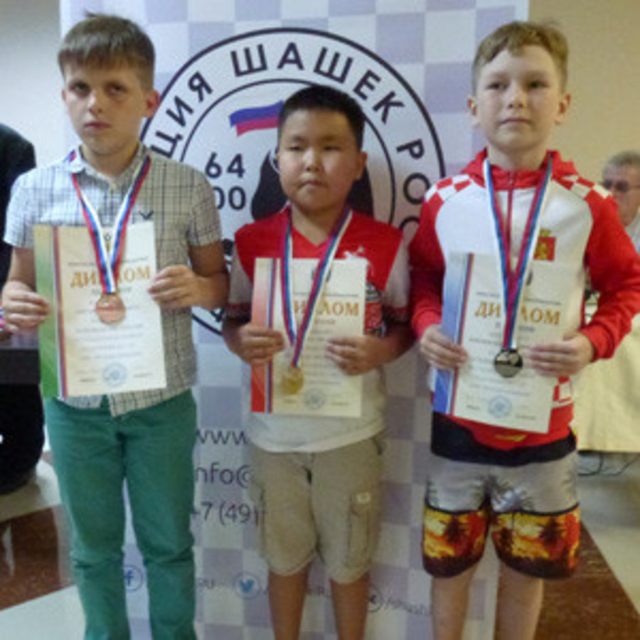 Два юных брянских спортсмена привезли медали с первенства России по стоклеточным шашкам