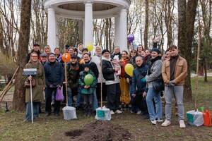 В Брянске в парке Толстого высадили Аллею театрального общества