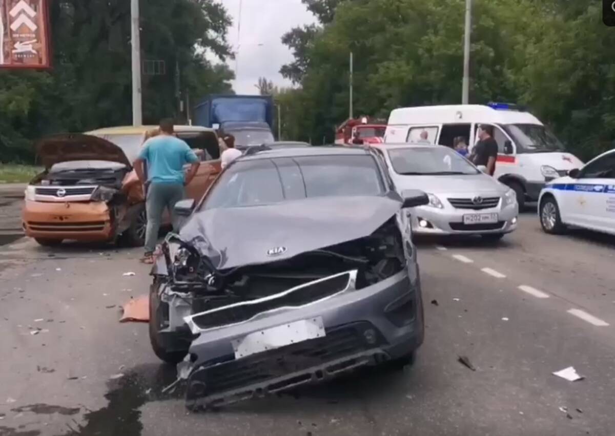 В массовом ДТП на Калинина в Брянске 1,5-годовалую девочку от травм спасло  детское кресло | 07.07.2023 | Брянск - БезФормата