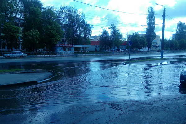 В Брянске ливень превратил проспект Московский в реку
