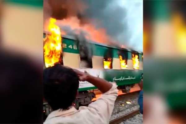 25 человек сгорели заживо в поезде в Пакистане