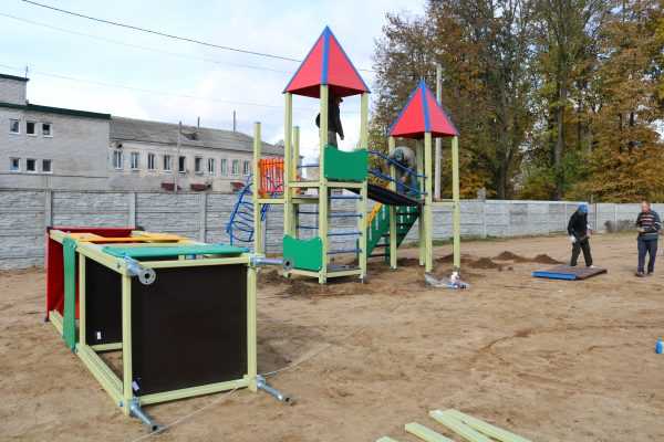 В центральном парке Дубровки обустраивают детскую площадку