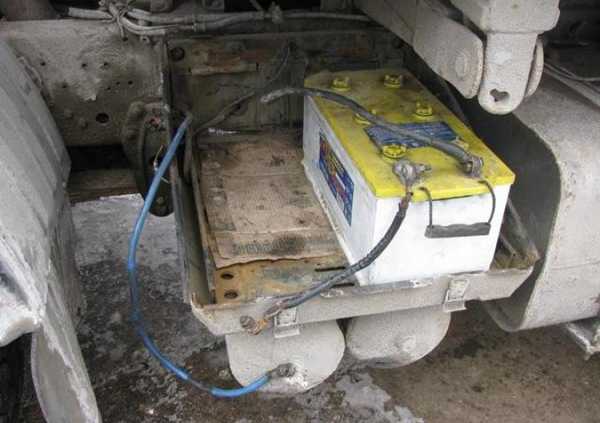 На брянской стройке уголовник украл с автокрана аккумуляторы